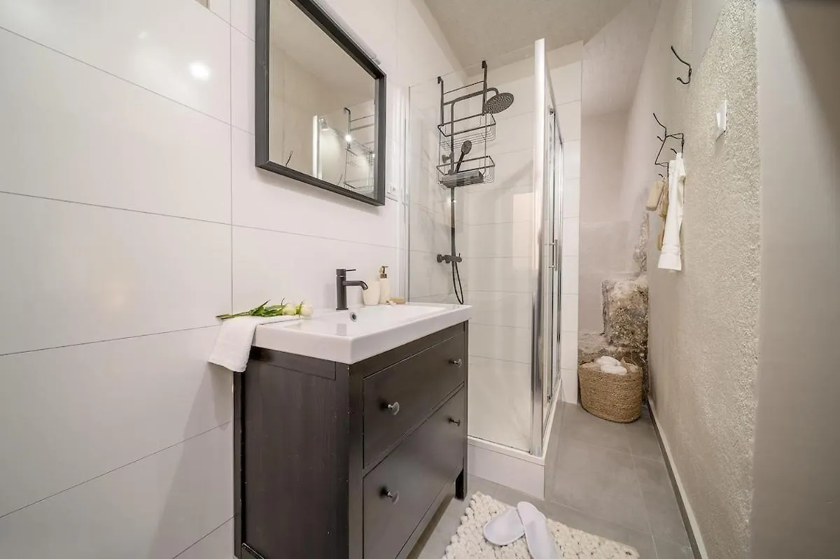 Studio Palace Gates Split Apartment