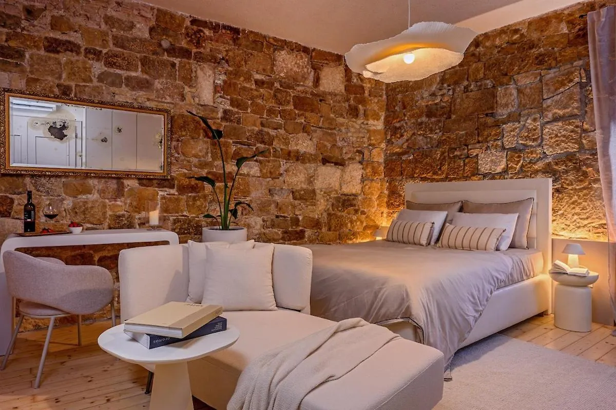 Studio Palace Gates Split Apartment